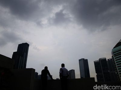 Penampakan Awan Gelap Selimuti Langit Jakarta