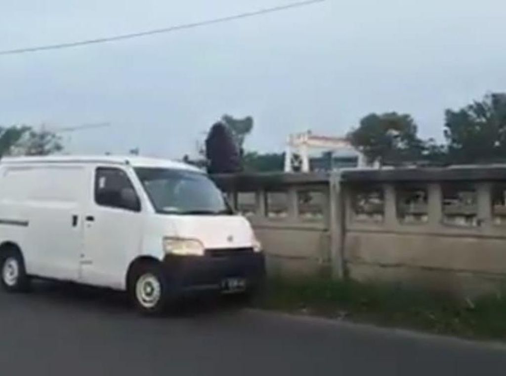 Viral Pemobil Buang Sampah di Kalimalang, Pelaku Bisa Didenda Rp 5 Juta Viral Pemobil Buang Sampah di Kalimalang, Pelaku Bisa Didenda Rp 5 Juta