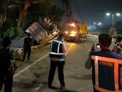 Kecelakaan Truk Terguling di Km 29 Tol Kapuk arah Bandara