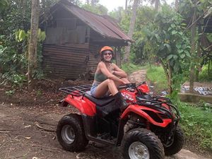 Potret Seru Pevita Pearce Liburan di Bali