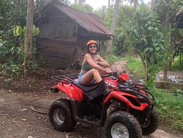 Potret Seru Pevita Pearce Liburan di Bali