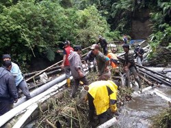 Pipa Milik PDAM Cimahi dan Warga di Sungai Cijanggel Tersapu Banjir