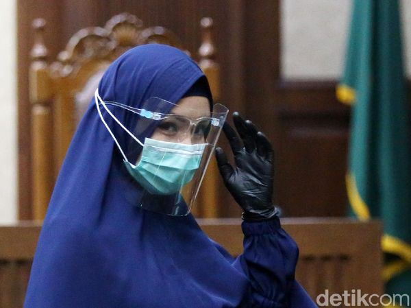 Potret Jaksa Pinangki Hadiri Sidang dengan Busana Muslim Syari