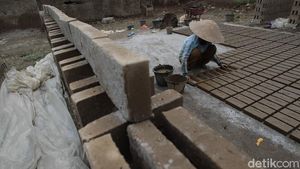 Foto Geliat Produksi Batu Bata di Yogyakarta