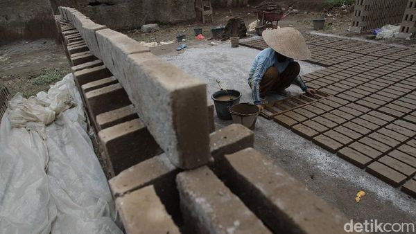 Foto Geliat Produksi Batu Bata di Yogyakarta