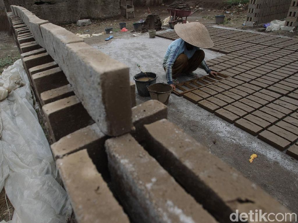 Foto Geliat Produksi Batu Bata di Yogyakarta