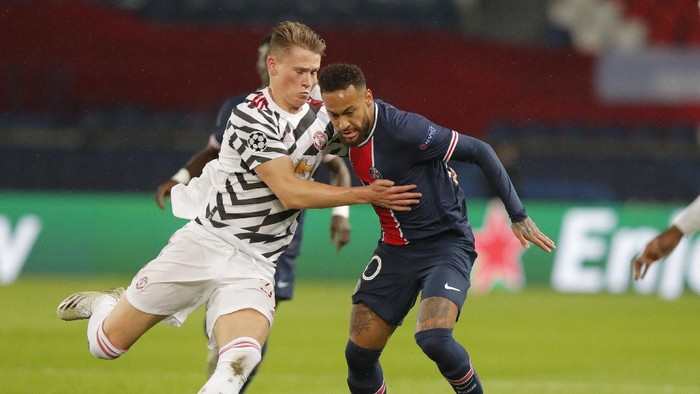 PSGs Neymar, right, is challenged by Manchester Uniteds Scott McTominay during the Champions League group H soccer match between Paris Saint-Germain and Manchester United at the Parc des Princes in Paris, France, Tuesday, Oct. 20, 2020. (AP Photo/Michel Euler)