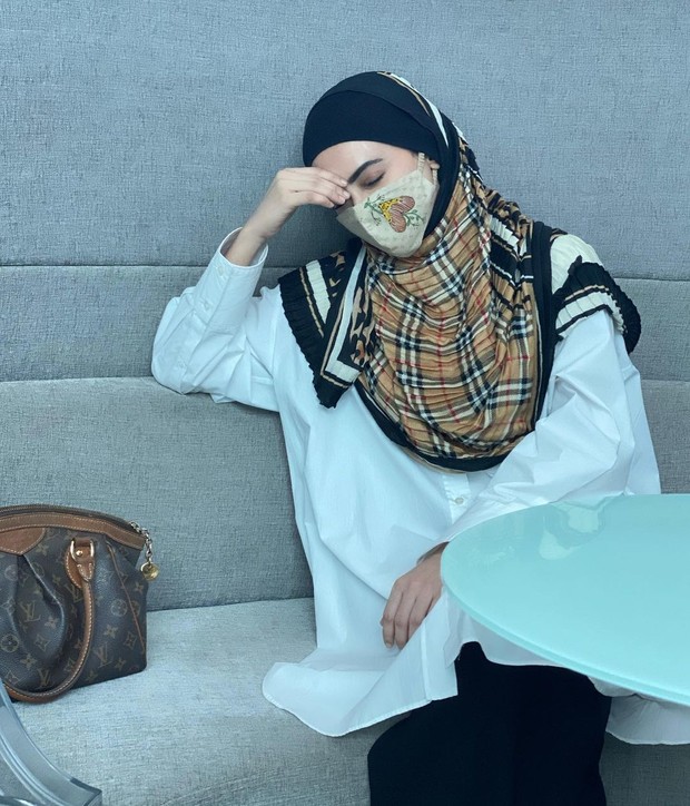 Selebritis Hollywood Sana Khan/sumber: www.instagram.com/sanakhaan21/ Outfit Sana Khan yang terlihat sylish nan modis dipadukan dengan masker.