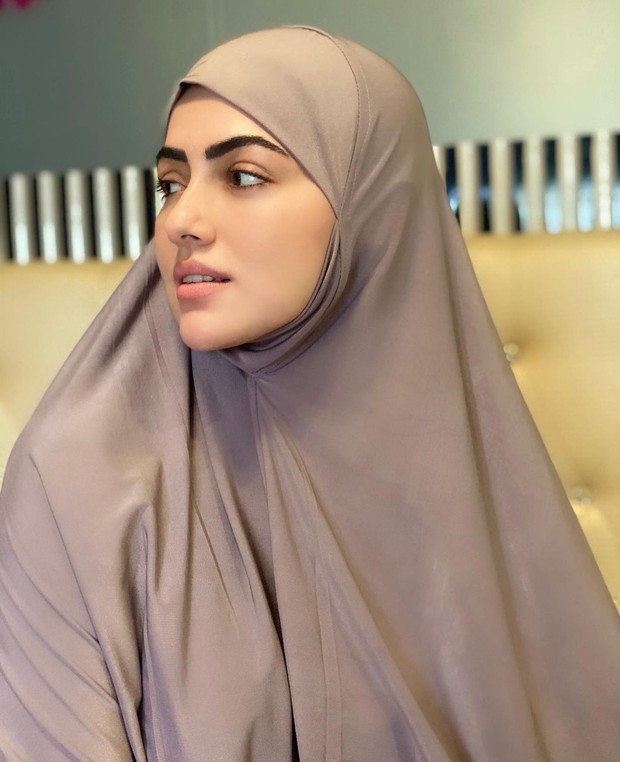 Selebritis Hollywood Sana Khan/sumber: www.instagram.com/sanakhaan21/ Sana Khan selebritis cantik asal Hollywood yang tetap memukau dengan makeup tipis.