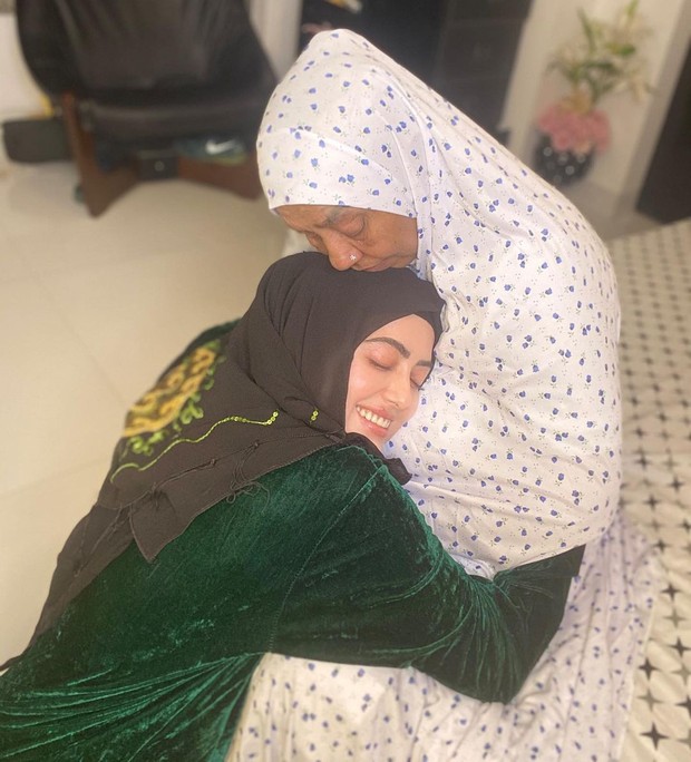 Selebritis Hollywood Sana Khan/sumber: www.instagram.com/sanakhaan21/ Momen kebersamaan Sana Khan dengan sang ibunda yang terlihat penuh kasih sayang.