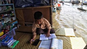 Semangat Siswa SD Belajar Daring di Tengah Banjir Rob