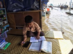 Semangat Siswa SD Belajar Daring di Tengah Banjir Rob