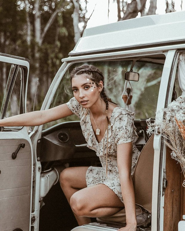 Vanessa Valladares rupanya tak hanya seorang model, Ia juga seorang waitress disebuah kaffe.