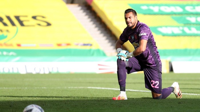 NORWICH, ENGLAND - JUNE 27: Sergio Romero of Manchester United looks on during the FA Cup Quarter Final match between Norwich City and Manchester United at Carrow Road on June 27, 2020 in Norwich, England. (Photo by Catherine Ivill/Getty Images)