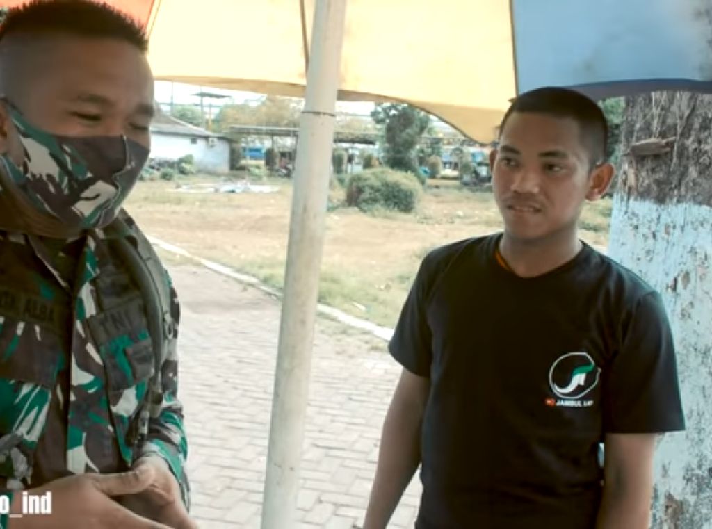 Tentara Ini Borong Habis Telur Gulung Jualan Anak Sekolah