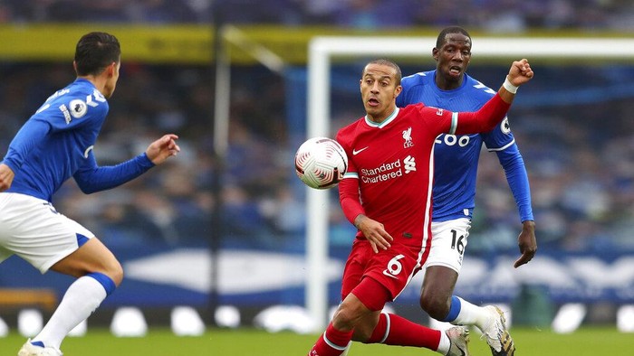 Liverpools Thiago, 6, competes for the ball with Evertons Abdoulaye Doucoure, right, during the English Premier League soccer match between Everton and Liverpool at Goodison Park stadium, in Liverpool, England, Saturday, Oct. 17, 2020. (Cath Ivill/Pool via AP)