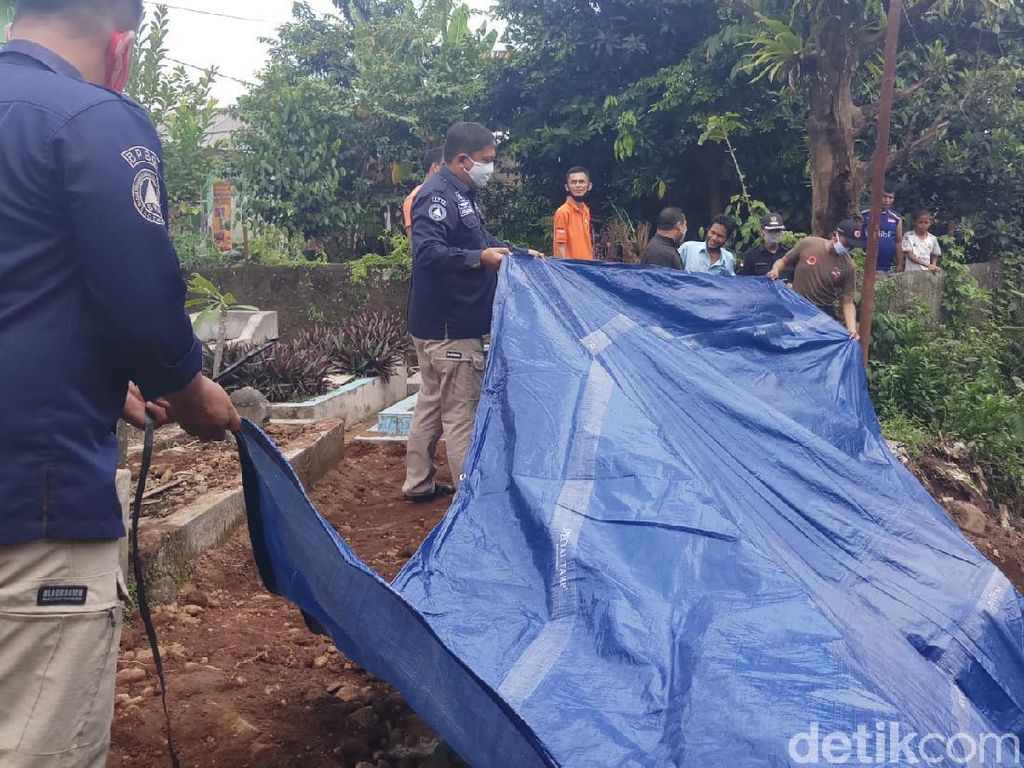 TPU Cikaret Bogor Longsor, Sejumlah Makam Direlokasi TPU Cikaret Bogor Longsor, Sejumlah Makam Direlokasi