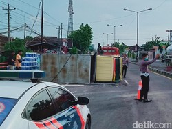 Truk Muatan Kertas Terguling di Jalan Yogya-Solo