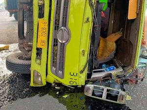 Hilang Kendali, Truk Kontainer Terguling di Kolong Tomang