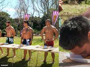 Video Pria-pria Telanjang Dada Saat Makan Pepaya Ini Viral