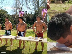 Video Pria-pria Telanjang Dada Saat Makan Pepaya Ini Viral