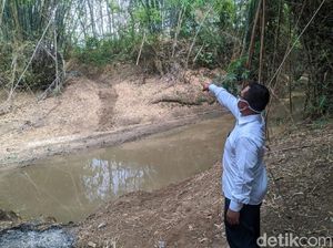 Mengapa Warga Ponorogo Ini Nekat Gotong Jenazah Menyeberangi Sungai?
