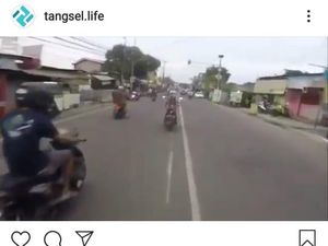 Bahaya Naik Motor ala Superman di Jalan Raya Cuma buat Cari Perhatian Bahaya Naik Motor ala Superman di Jalan Raya Cuma buat Cari Perhatian