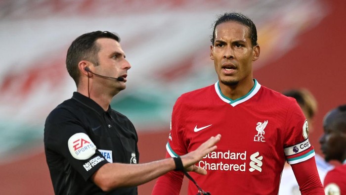 LIVERPOOL, ENGLAND - SEPTEMBER 12: Referee Michael Oliver speaks with Virgil van Dijk of Liverpool during the Premier League match between Liverpool and Leeds United at Anfield on September 12, 2020 in Liverpool, England. (Photo by Shaun Botterill/Getty Images)