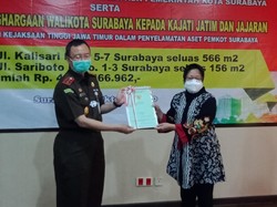 Tangis Risma Saat Aset Pemkot yang Sempat Bermasalah Dikembalikan