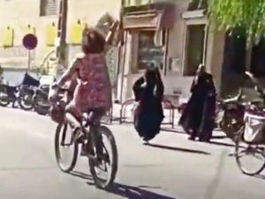 Iran Perberat Hukuman Wanita Tak Berhijab, Bisa Dipenjara 10 Tahun Iran Perberat Hukuman Wanita Tak Berhijab, Bisa Dipenjara 10 Tahun