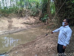 Warga Ponorogo Ini Gotong Jenazah Menyeberangi Sungai Sejak Dulu