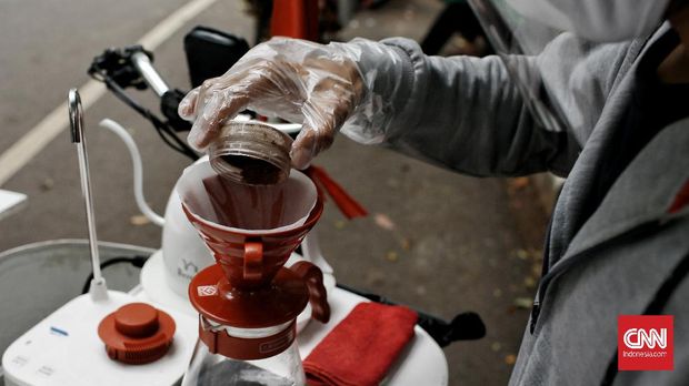 Berbekal sepeda listrik, mobile coffee atau kopi keliling ini bisa menjajakan gerainya di berbagai tempat. Rabu (21/10/2020). CNN Indonesia/Andry Novelino