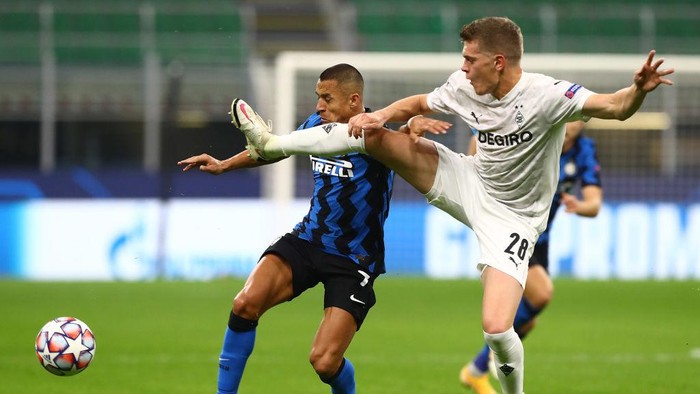 MILAN, ITALY - OCTOBER 21:  Alexis Sanchez of FC Internazionale is challenged by Matthias Ginter of Borussia Monchengladbach during the UEFA Champions League Group B stage match between FC Internazionale and Borussia Moenchengladbach at Stadio Giuseppe Meazza on October 21, 2020 in Milan, Italy.  (Photo by Marco Luzzani/Getty Images)