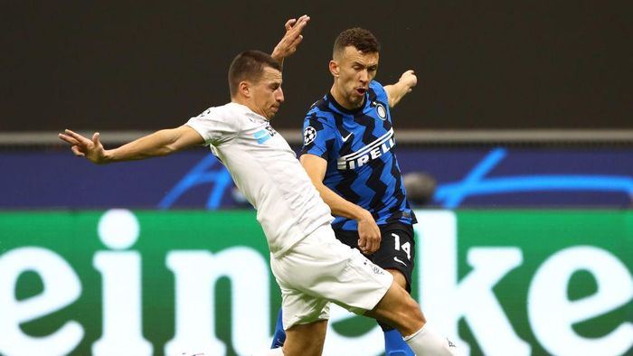 1229206736 MILAN, ITALY - OCTOBER 21: Ivan Perisic (R) of FC Internazionale is challenged by Stefan Lainer (L) of Borussia Monchengladbach during the UEFA Champions League Group B stage match between FC Internazionale and Borussia Moenchengladbach at Stadio Giuseppe Meazza on October 21, 2020 in Milan, Italy. (Photo by Marco Luzzani/Getty Images)