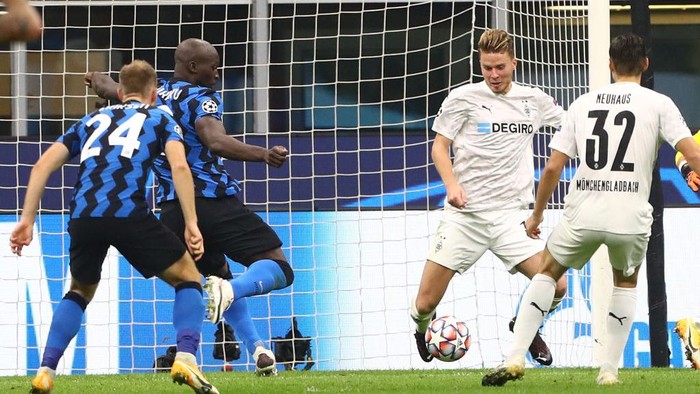 MILAN, ITALY - OCTOBER 21:  Romelu Lukaku (2nd L) of FC Internazionale scores the opening goal during the UEFA Champions League Group B stage match between FC Internazionale and Borussia Moenchengladbach at Stadio Giuseppe Meazza on October 21, 2020 in Milan, Italy.  (Photo by Marco Luzzani/Getty Images)