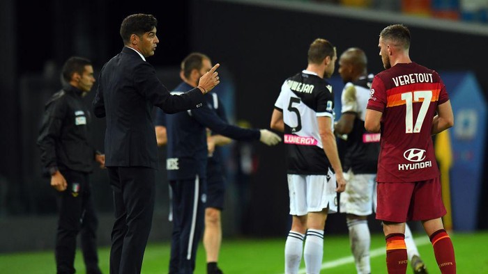 UDINE, ITALY - OCTOBER 03: Paulo Fonseca head coach of AS Roma issues instructions to his players during the Serie A match between Udinese Calcio and AS Roma at Dacia Arena on October 03, 2020 in Udine, Italy. (Photo by Alessandro Sabattini/Getty Images)