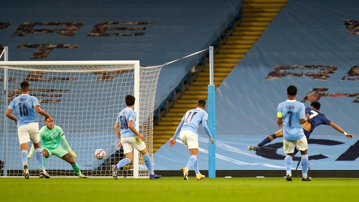 MANCHESTER, ENGLAND - OCTOBER 21: Luis Diaz of FC Porto scores his sides first goal during the UEFA Champions League Group C stage match between Manchester City and FC Porto at Etihad Stadium on October 21, 2020 in Manchester, England. Sporting stadiums around the UK remain under strict restrictions due to the Coronavirus Pandemic as Government social distancing laws prohibit fans inside venues resulting in games being played behind closed doors. (Photo by Tim Keeton - Pool/Getty Images)