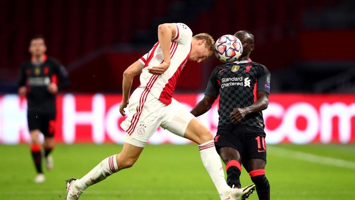 AMSTERDAM, NETHERLANDS - OCTOBER 21: Perr Schuurs of Ajax battles for possession with Sadio Mane of Liverpool during the UEFA Champions League Group D stage match between Ajax Amsterdam and Liverpool FC at Johan Cruijff Arena on October 21, 2020 in Amsterdam, Netherlands. (Photo by Dean Mouhtaropoulos/Getty Images)