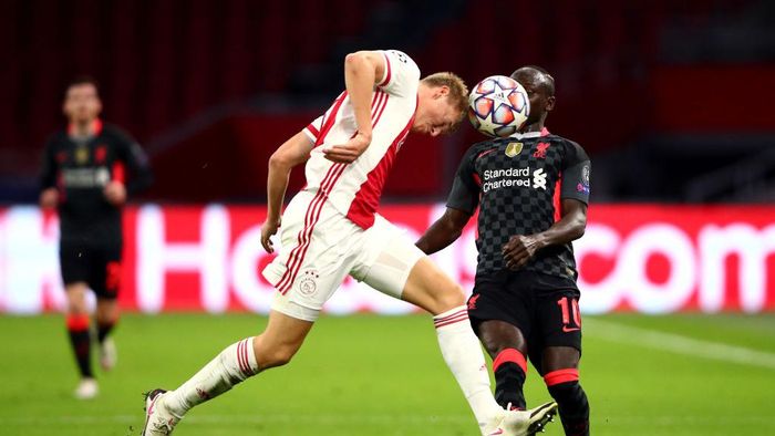 1281509228 AMSTERDAM, NETHERLANDS - OCTOBER 21: Perr Schuurs of Ajax battles for possession with Sadio Mane of Liverpool during the UEFA Champions League Group D stage match between Ajax Amsterdam and Liverpool FC at Johan Cruijff Arena on October 21, 2020 in Amsterdam, Netherlands. (Photo by Dean Mouhtaropoulos/Getty Images)