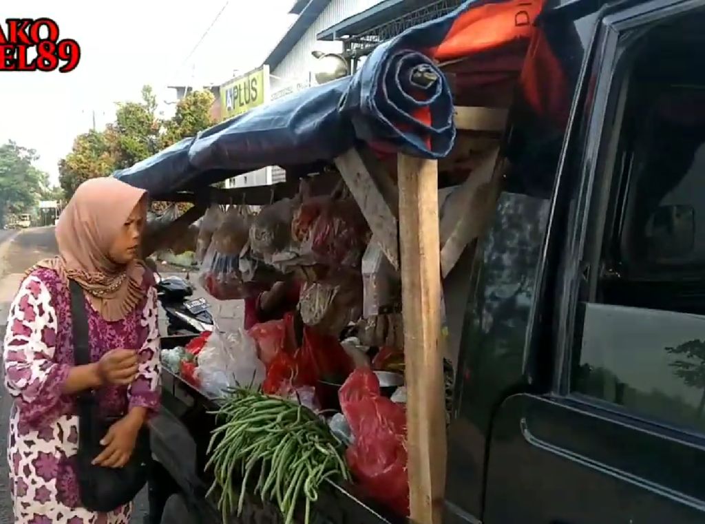 Inspiratif! 20 Tahun Jualan Sayur, Ibu Ini Bisa Beli Mobil Inspiratif! 20 Tahun Jualan Sayur, Ibu Ini Bisa Beli Mobil