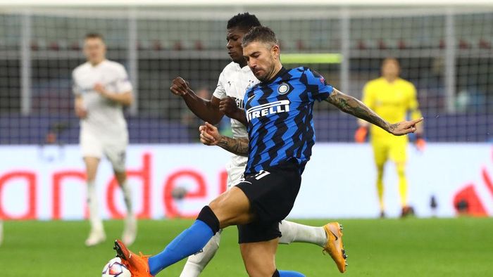 Aleksandar Kolarov MILAN, ITALY - OCTOBER 21: Aleksandar Kolarov of FC Internazionale competes for the ball with Breel Embolo (back) of Borussia Monchengladbach during the UEFA Champions League Group B stage match between FC Internazionale and Borussia Moenchengladbach at Stadio Giuseppe Meazza on October 21, 2020 in Milan, Italy. (Photo by Marco Luzzani/Getty Images)