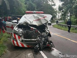 Ditabrak Truk Hilang Kendali, Ambulans Pasien COVID-19 Mamuju Ringsek
