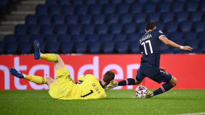 Paris Saint-Germains Argentinian midfielder Angel Di Maria (R) vies for the ball with Manchester Uniteds Spanish goalkeeper David de Gea  during the UEFA Champions League Group H first-leg football match between Paris Saint-Germain (PSG) and Manchester United at the Parc des Princes stadium in Paris on October 20, 2020. (Photo by FRANCK FIFE / AFP)