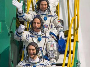 Aksi Kosmonaut Rusia Merelokasi Airlock di ISS Aksi Kosmonaut Rusia Merelokasi Airlock di ISS