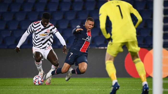 Paris Saint-Germains French forward Kylian Mbappe (C) vies for the ball with Manchester Uniteds English defender Axel Tuanzebe  (L) during the UEFA Champions League Group H first-leg football match between Paris Saint-Germain (PSG) and Manchester United at the Parc des Princes stadium in Paris on October 20, 2020. (Photo by FRANCK FIFE / AFP)