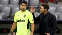 Diego Simeone memberikan pengarahan kepada Luis Suarez. Alexander Hassenstein/Getty Images.