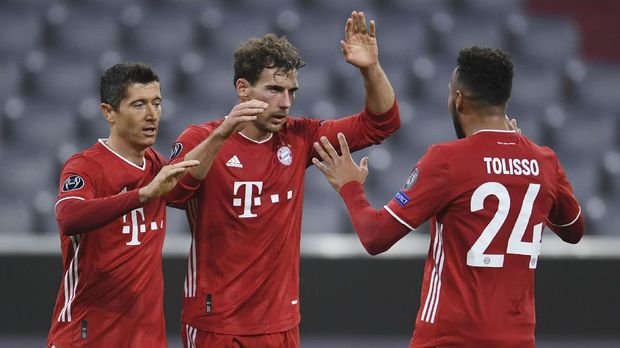 Bayern Munich's German midfielder Leon Goretzka (C) celebrates scoring the 2-0 goal with his team-mates Polish forward Robert Lewandowski (L) and Bayern Munich's French midfielder Corentin Tolisso (R) during the UEFA Champions League Group A football match FC Bayern Munich v Atletico Madrid in Munich, southern Germany on October 21, 2020. (Photo by ANDREAS GEBERT / POOL / AFP)