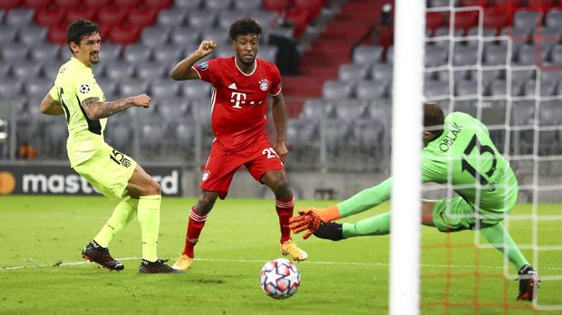 Bayern Munich's Kingsley Coman, centre, kicks the ball past Atletico Madrid's Stefan Savic, left, and goalkeeper Jan Oblak to score his team's first goal during the Champions League Group A soccer match between Bayern Munich and Atletico Madrid at the Allianz Arena in Munich, Germany, Wednesday, Oct. 21, 2020. (AP Photo/Matthias Schrader,Pool)