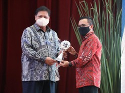 Inflasi Terjaga, Menko Airlangga Anugerahi Banyuwangi TPID Terbaik