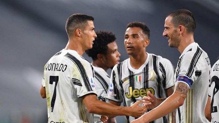 TURIN, ITALY - SEPTEMBER 20:  Cristiano Ronaldo (L) of Juventus celebrates a goal with team mate Leonardo Bonucci (R) during the Serie A match between Juventus and UC Sampdoria at Allianz Stadium on September 20, 2020 in Turin, Italy.  Photo by Valerio Pennicino/Getty Images)